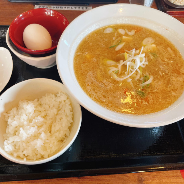 「豚汁らーめん たまかけ朝食 490円 麺少なめ-60円」@伝丸 17号渋川伊香保IC店の写真