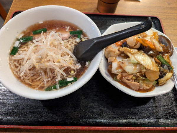 「ラーメン・中華丼セット」@銀莱 麹町店の写真