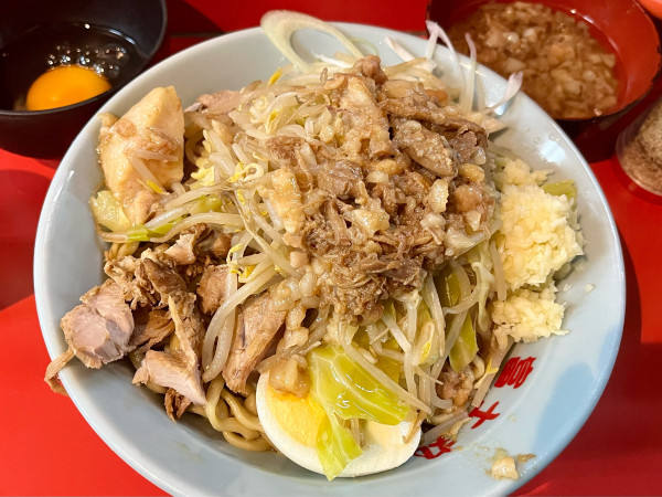 「【限定】アブラそば 半分 麺カタメ+ブタカスあぶら+生たまご」@ラーメン富士丸 西新井大師店の写真