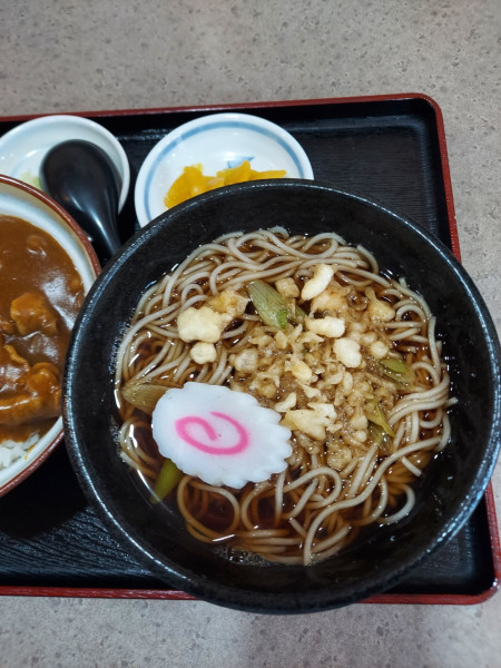 「半たぬき蕎麦（＋半カレー丼）1000円」@蕎麦処 とさきやの写真