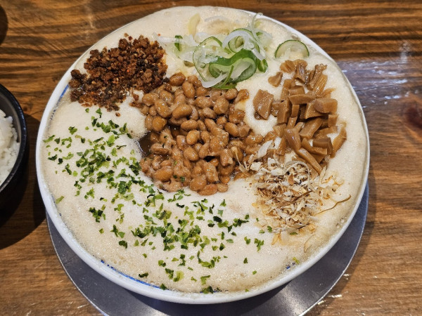 「【限定】禁断の納豆そば＋かんおろポン飯　950＋100円」@中華そば ひらこ屋 㐂ぼしの写真