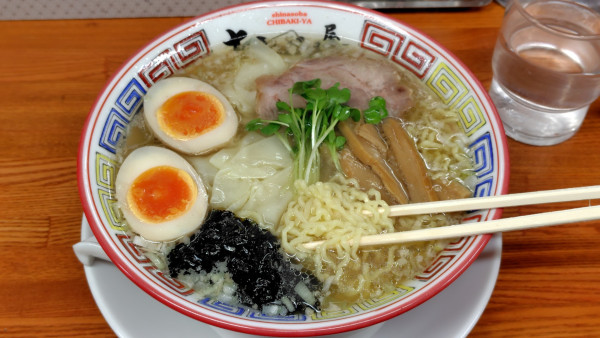 「海老塩ワンタンそば·煮玉子·半ライス」@ちばき屋 葛西店の写真