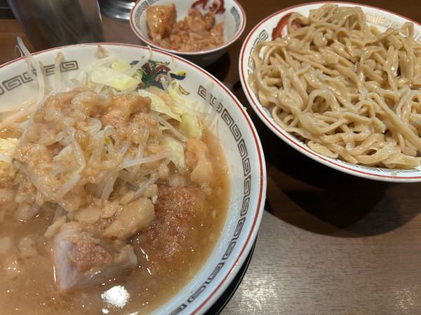 「大つけ麺(ニンニクアブラ)＋肉アブラ」@豚山 横浜西口店の写真