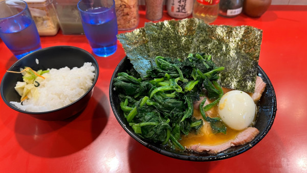 「ラーメン　ほうれん草　崩れ卵」@家系総本山 ラーメン吉村家の写真