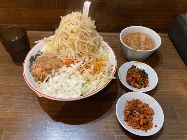 「汁なし（豚ぬき）+ニラキムチ+食べるラー油」@男気らーめんアカギ 新田木崎店の写真