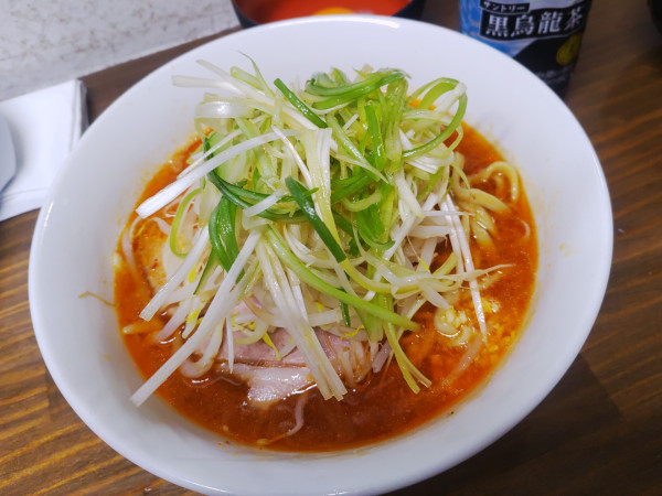 「辛ミニラーメン（麺少なめ）910円 生卵 味付ネギ」@ラーメン武丸の写真