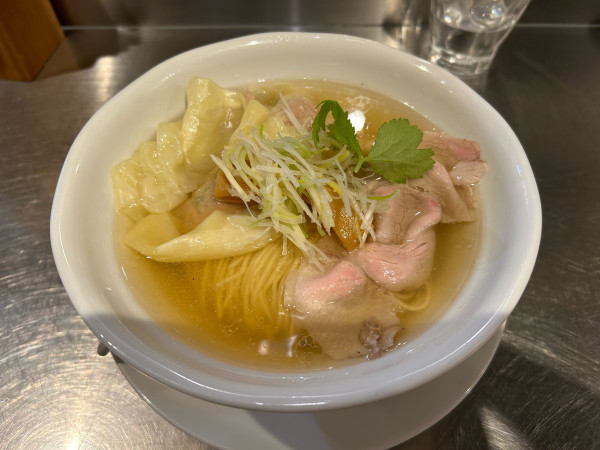 「塩そば+ワンタン」@成城青果の写真