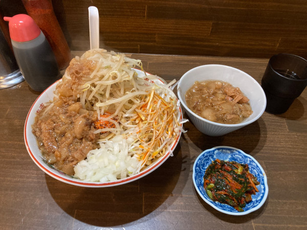 「汁なし（豚抜き）+ニラキムチ」@男気らーめんアカギ 新田木崎店の写真