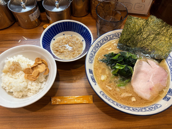 「ラーメン」@横浜豚骨醤油ラーメン YOLOの写真
