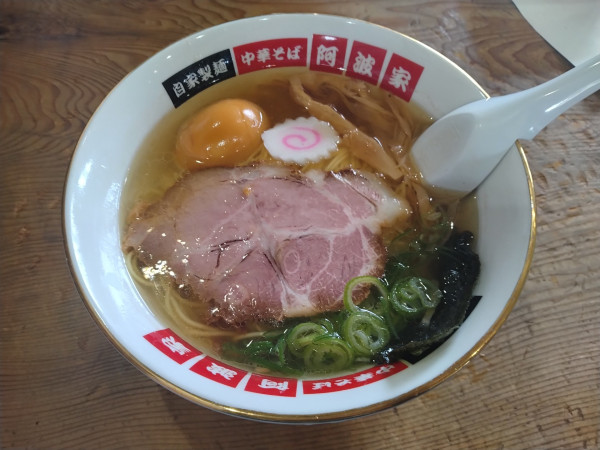 「塩ラーメ+煮玉子(メンバーカードで▲¥50)¥900-」@中華そば 阿波家の写真