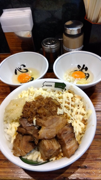 「汁無し【中】+チーズ×2+味変生卵(ショウガ・タマネギ)」@雷 松戸駅東口店の写真