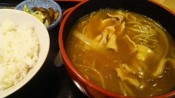 「カレー南蛮そば 930円＋半ライス 150円」@そば処 けやきの写真