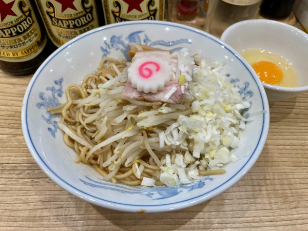 「サッポロ赤星３本＋わかめメンマ皿他２皿 → 油そば 生玉子」@らーめん 高尾の写真