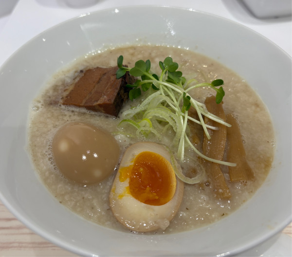 「濃厚醤油豚骨ラーメン+無料トッピング味玉」@麺匠 虎白 新宿アイランドタワー店の写真