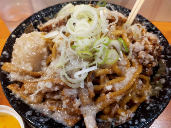 「爆盛油脂麺400g・生卵（全部（脂・辛め・大蒜）普通）」@らーめん 平太周 神保町店の写真