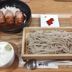 カツカレーとそば