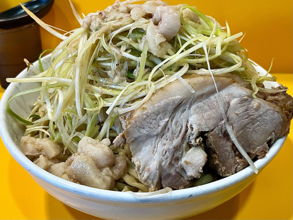 「NaCl「D」麺増し700g ブタ増し しょうが ネギ」@ラーメン二郎 八王子野猿街道店2の写真