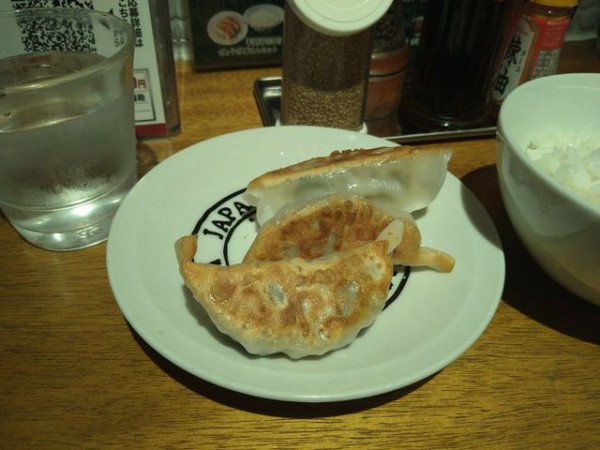 「餃子」@ちゃぶ屋とんこつらぁ麺CHABUTON 京都ヨドバシ店の写真