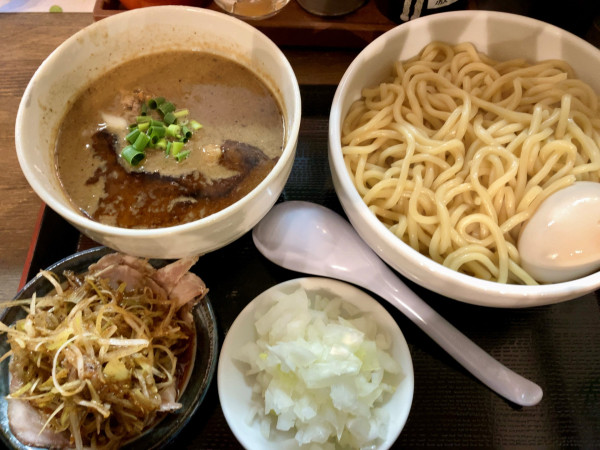 「ねぎ塩マー油つけそば(並盛) 1150円＋玉ねぎ 100円」@つけそば九六 龍ケ崎店の写真