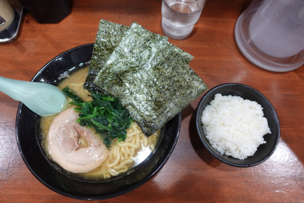 「醤油豚骨ラーメン（1,000円）+ライス（150円）」@らーめん家 せんだい 横浜駅西口店の写真