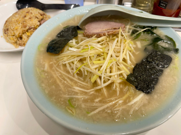 「ネギラーメン    半チャーハン」@とんとんラーメン 川口店の写真