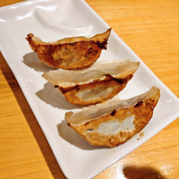 「らぁ麺『黒』＋うんめぇ餃子３個」@らぁ麺 富士虎屋 千葉ニュータウン店の写真