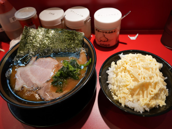 「ラーメン 麺硬め＋味濃いめ＋油多め＋サービスライス」@王道家直伝 家系ラーメン 本ごう家王道乃印の写真