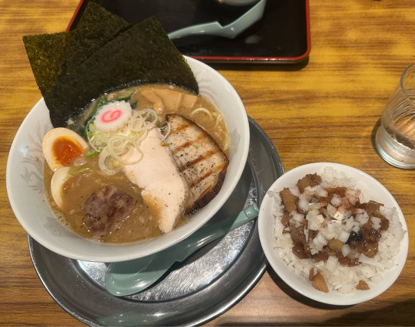 「特製ラーメン+あぶらライス」@優勝軒 柏店の写真