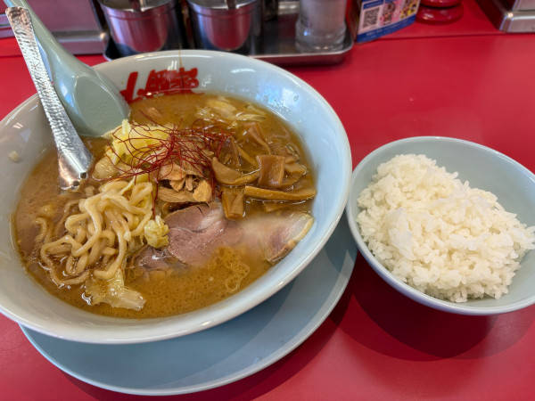 「【期間限定】カレーとんこつラーメン半ライスセット1100円」@ラーメン山岡家 水戸城南店の写真