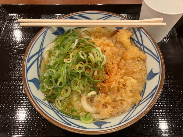 「かけうどん 420円」@丸亀製麺 羽田空港第1ターミナル店の写真