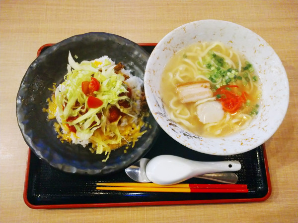 「タコライスと沖縄そば（980円）」@がちま家 川崎店の写真