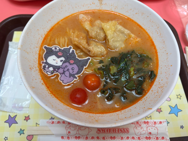 「クロミ×ねこゴシムのぴり辛！麻辣風らーめん」@キャラクターフードコートの写真