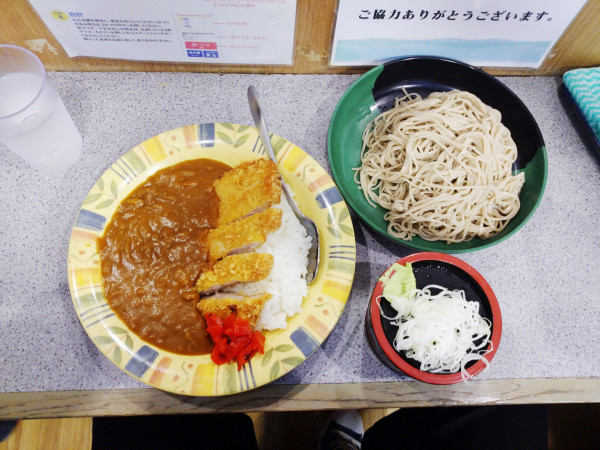 「カツカレーセット（850円）＋大盛り（150円）」@甲斐そばの写真
