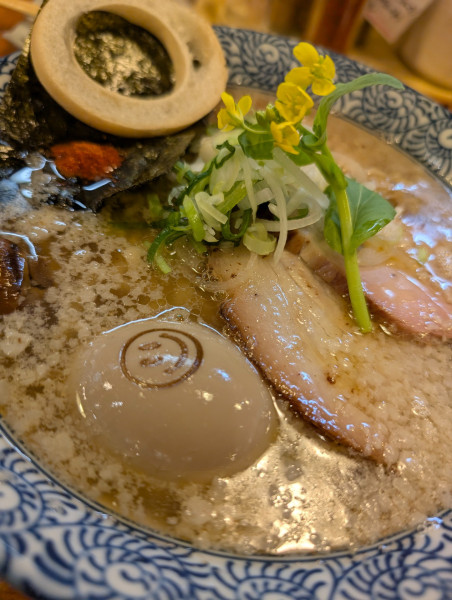 「手もみ麺 カリフリ背脂と煮干しの山塩小僧らーめん」@らーめん森や。の写真