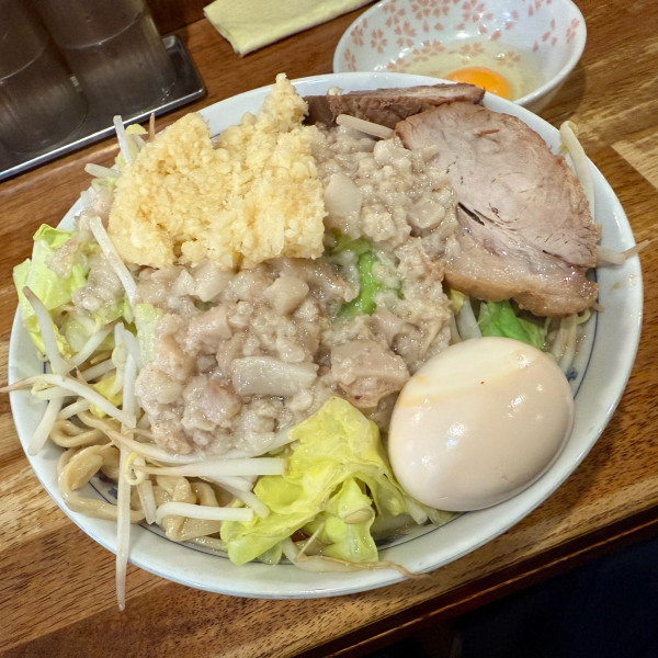 「豚麺（肉２）・味玉 『コール』 ニンニクマシ、アブラマシ」@飯田橋大勝軒の写真