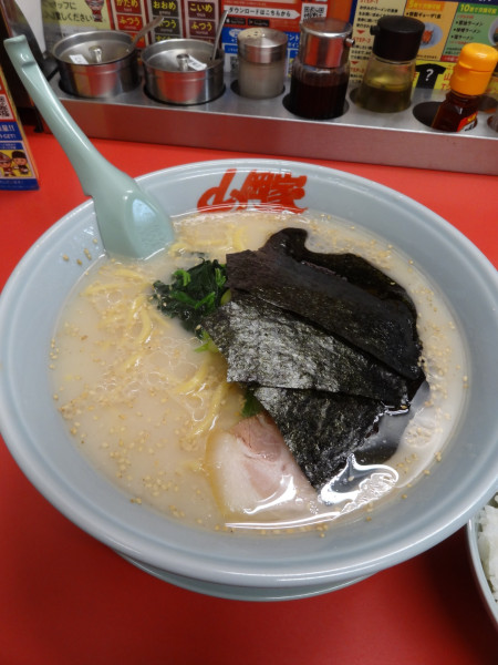 「塩ラーメン690円柔中盛150円 半ライス、バターはクーポン」@山岡家 越谷レイクタウン店の写真