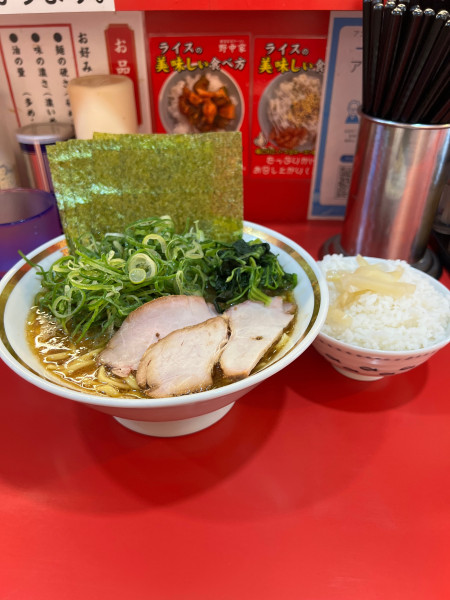 「のり九条ネギラーメン　ライス」@横濱ラーメン 裏野中家 西川口店の写真