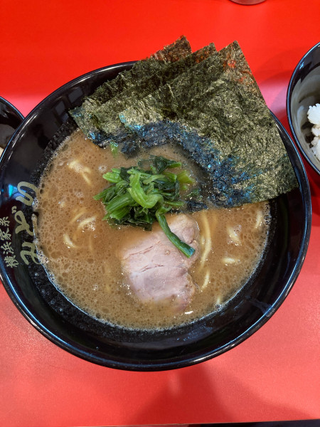 「ラーメン900円燻製チャーシュー100円」@横浜家系ラーメン みどりの写真