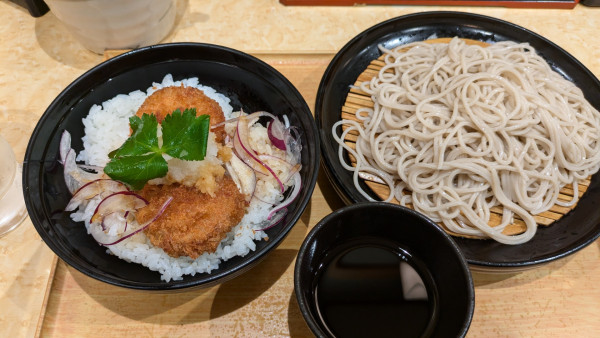 「【期間限定】おろしヒレカツ丼セット」@小諸そば 九段下駅前店の写真