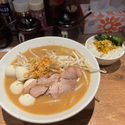 味噌ラーメン　うずらトッピング