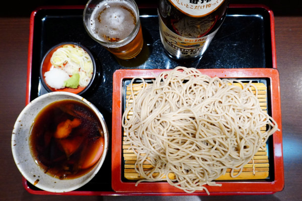 「かしわせいろ＋キリン一番搾り中瓶」@そば処 三津屋 エスパル山形店の写真