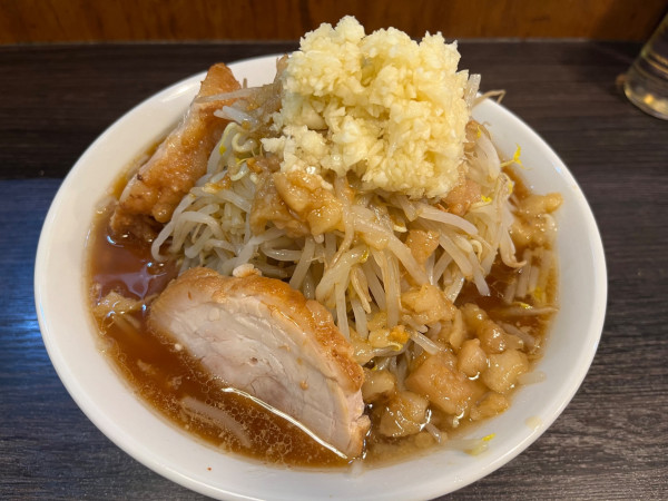 「らーめん（小）、固め、ニンニク、野菜」@六麓 豚らーめんの写真