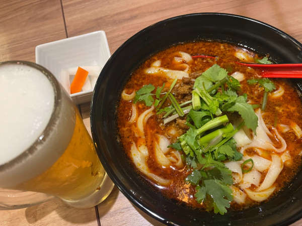 「生ビールセット・麻辣麺（パクチー多め）：1000円」@刀削麺 無心の写真