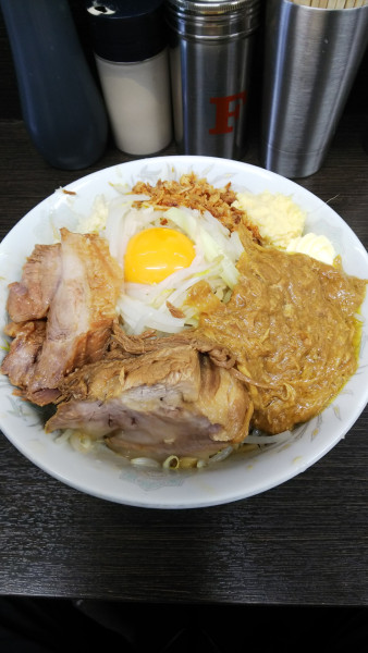 「汁なしもち豚カレー」@ラーメン二郎 川越店の写真