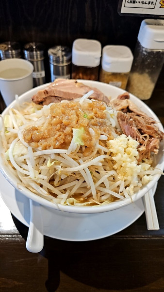 「ラーメン野菜アブラ950円＋豚ほぐし100円」@ラーメンDIYラボの写真