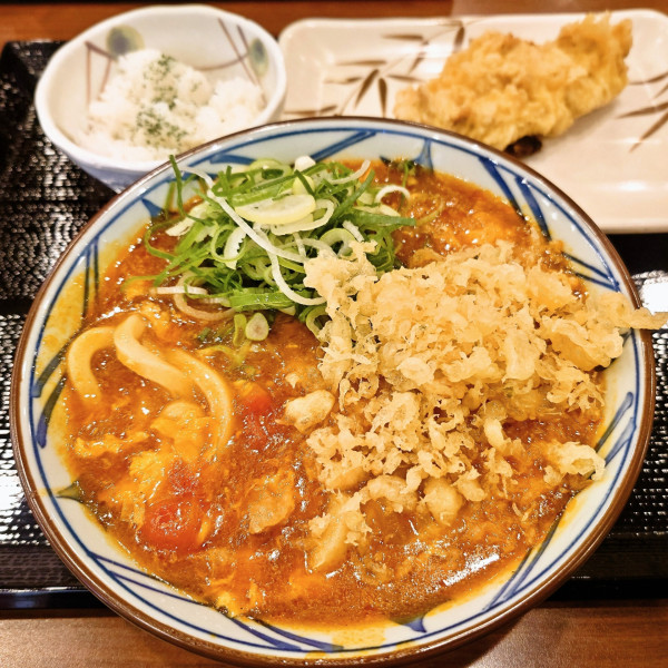 「トマたまカレーうどん＋かしわ天」@丸亀製麺 柏名戸ヶ谷店の写真