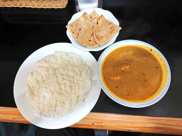 「チキンカリー、パラタ、プレーンライス」@コチンニヴァースの写真