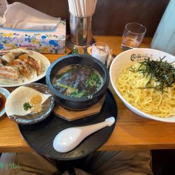 石焼きつけ麺醤油(1050円)大盛(100円)、焼きギョーザ(5