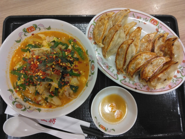 「豚辛ラーメン748円、餃子2人前726円」@餃子の王将 セブンパークアリオ柏店の写真