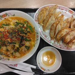 豚辛ラーメン748円、餃子2人前726円